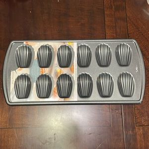 New Wilton nonstick Ultra Bake Professional Madeleine pan 12